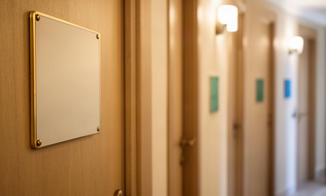 Targhe numerate sulle porte delle camere di un piccolo hotel della Riviera Ligure